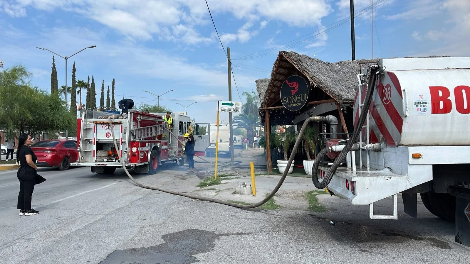 Incendio consume palapa de restaurante “Songui” en el Centro de Veracruz; bomberos controlan el fuego sin propagación a otras áreas.