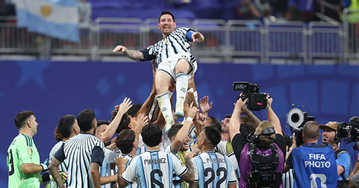 En un lapso de cuatro minutos, Cristian Romero (79') y Lionel Messi (83') empataron el marcador y Enzo Fernández (90+2') completó la remontada.