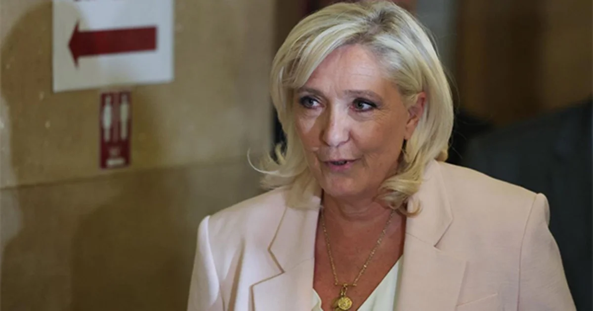 Le Pen fue condenada por malversación de fondos públicos; pese a ello, podría presentarse como candidata presidencial en 2027