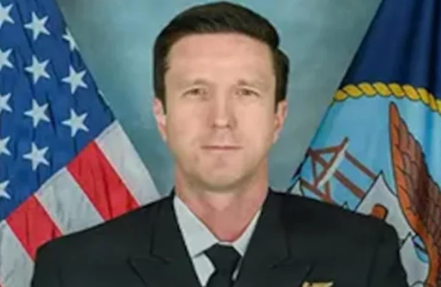 La Armada de Estados Unidos confirmó que el comandante Gabriel Edwards es el marino desaparecido tras amerizaje en el mar Arábigo.
