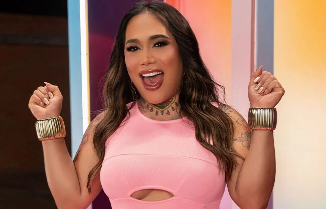 Las pistas del programa, bandera trans, tijeras y un logotipo de salón de belleza, anticiparon su llegada un día antes.