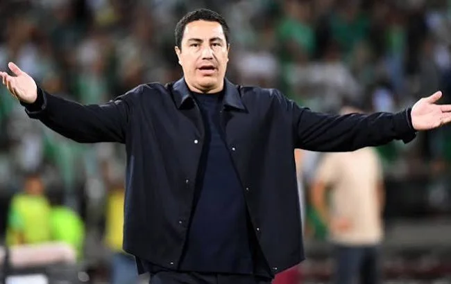 El primer partido del entrenador mexicano en Europa no fue como esperaba y terminó cayendo en Islandia con su equipo húngaro.