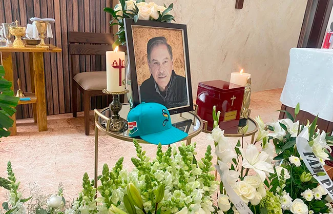 La nueva iglesia de Santiago Apóstol, en Los Valdés, resultó insuficiente para recibir a los cientos de familiares, amigos y personas cercanas que acudieron este miércoles a la velación y a la misa de cuerpo presente con las cenizas del exbeisbolista profesional Víctor Favela López