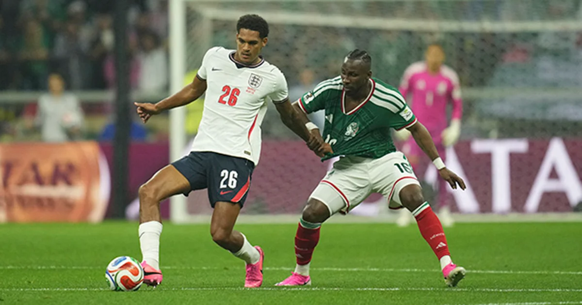 Tras revisar la acción en el monitor, el árbitro iráni Alireza Faghani le mostró la tarjeta roja directa