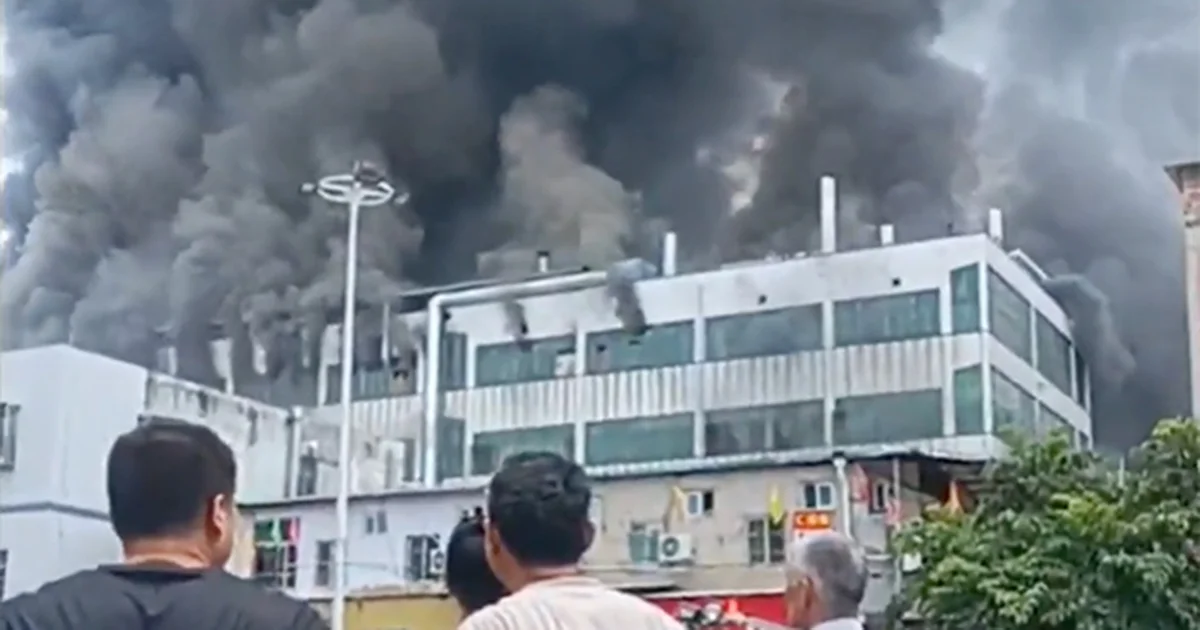El fuego se declaró hacia el mediodía en la fábrica Huiteng, en Jinjiang, en la provincia de Fujian