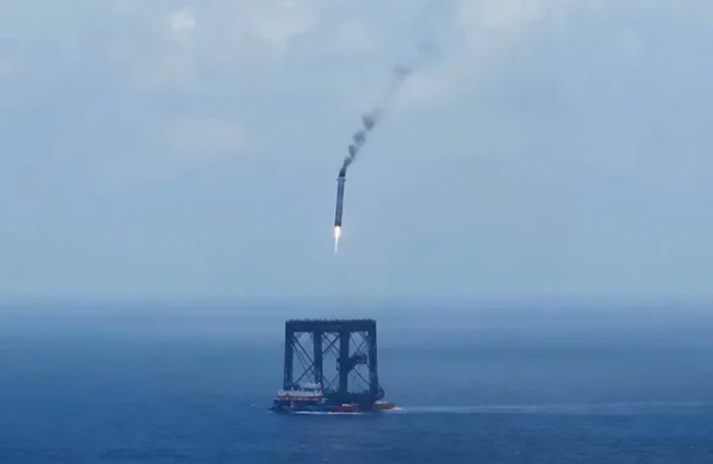 China logró la primera recuperación exitosa de un cohete orbital con red marítima; el Larga Marcha 10B marca un paso hacia lanzadores reutilizables.