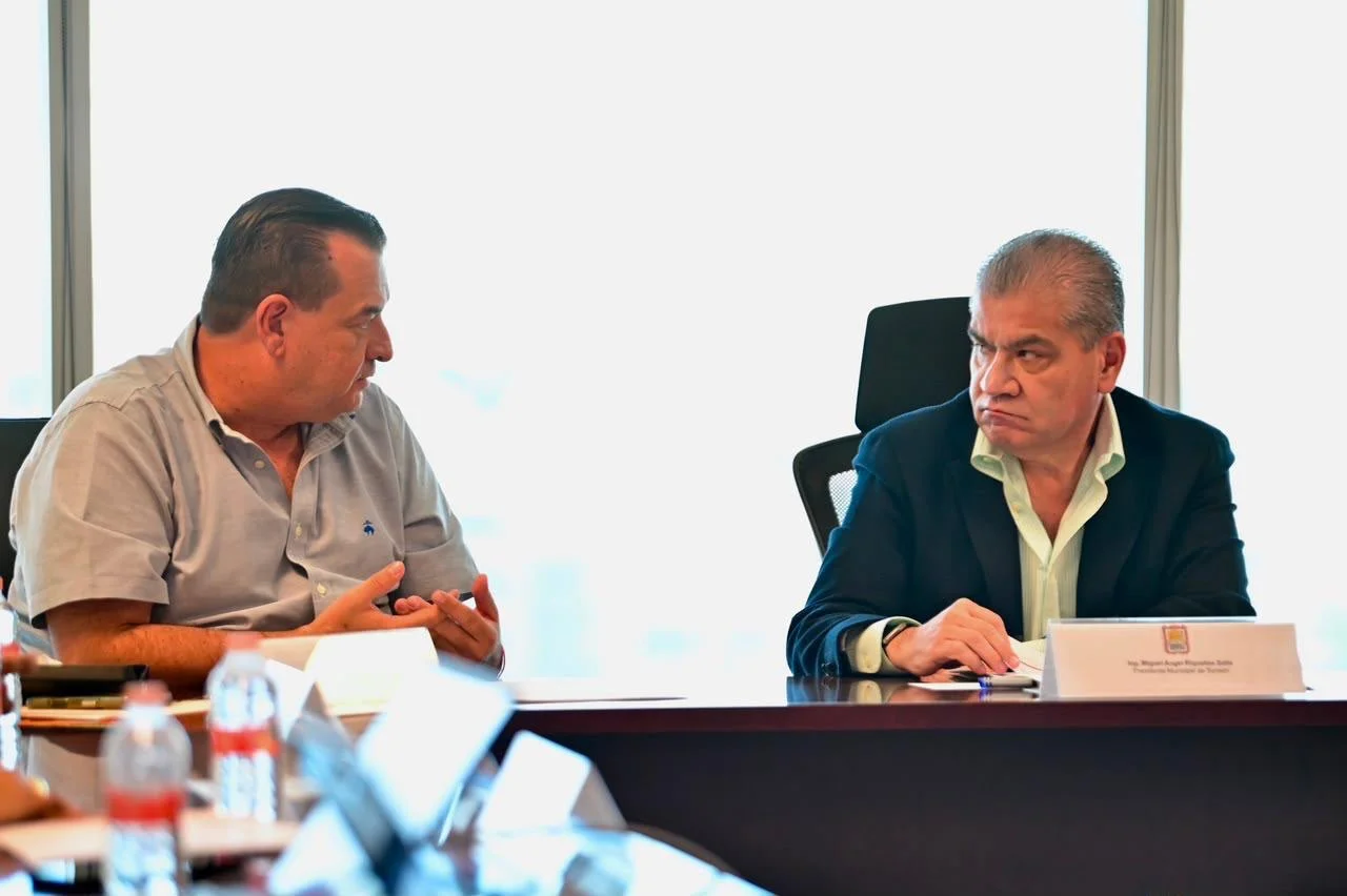 Torreón revisa avances en programas sociales como tinacos, pintura y material de construcción para mejorar viviendas.