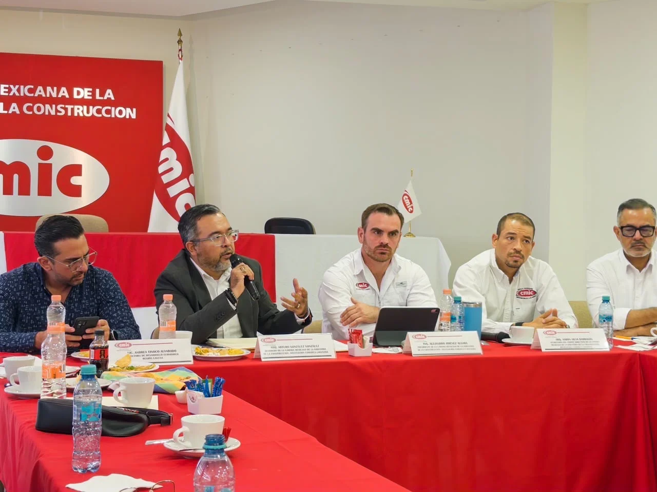 Constructores de la CMIC Lagunera exigen pagos atrasados al Gobierno de Durango; acuerdan dar seguimiento a adeudos para aliviar crisis de liquidez.