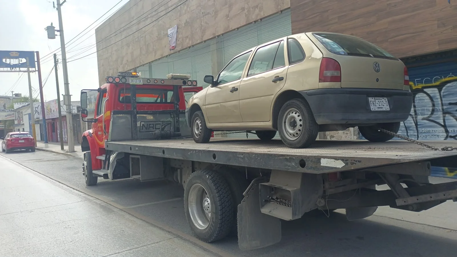 Recuperan auto robado en Torreón; lo hallaron abandonado en la colonia Felipe Ángeles.