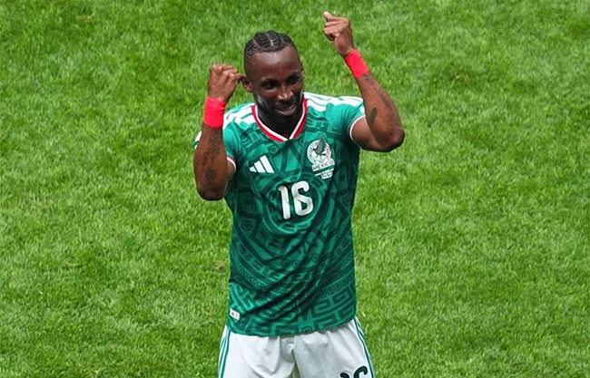 La espectacular Copa del Mundo que tuvo Julián Quiñones con México no pasó desapercibida en la Premier League