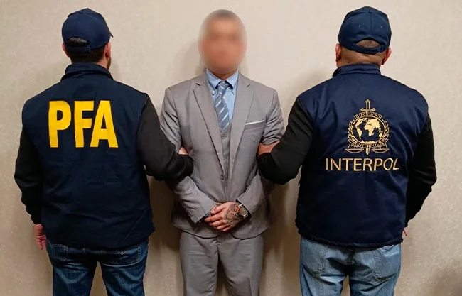 El detenido permanecerá bajo custodia de las autoridades argentinas a la espera de que se defina su proceso de extradición hacia los Estados Unidos