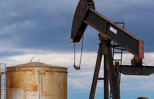 Tras el anuncio de Irán de que el estrecho de Ormuz vuelve a estar cerrado y ante los nuevos enfrentamientos con Estados Unidos, los precios del petróleo reaccionan con importantes alzas, mientras que los futuros del mercado de valores de Estados Unidos abrieron a la baja este lunes
