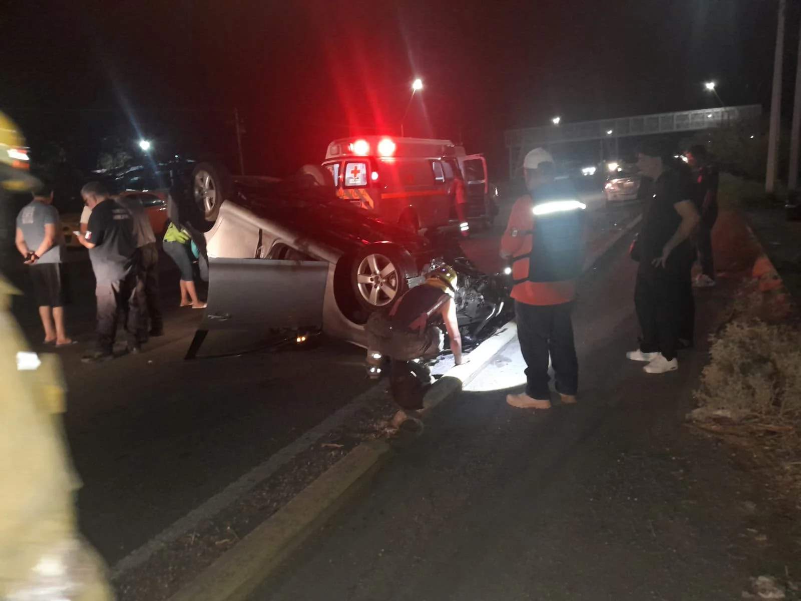Vuelca automóvil sobre la carretera Torreón-Matamoros; no se reportan lesionados de gravedad