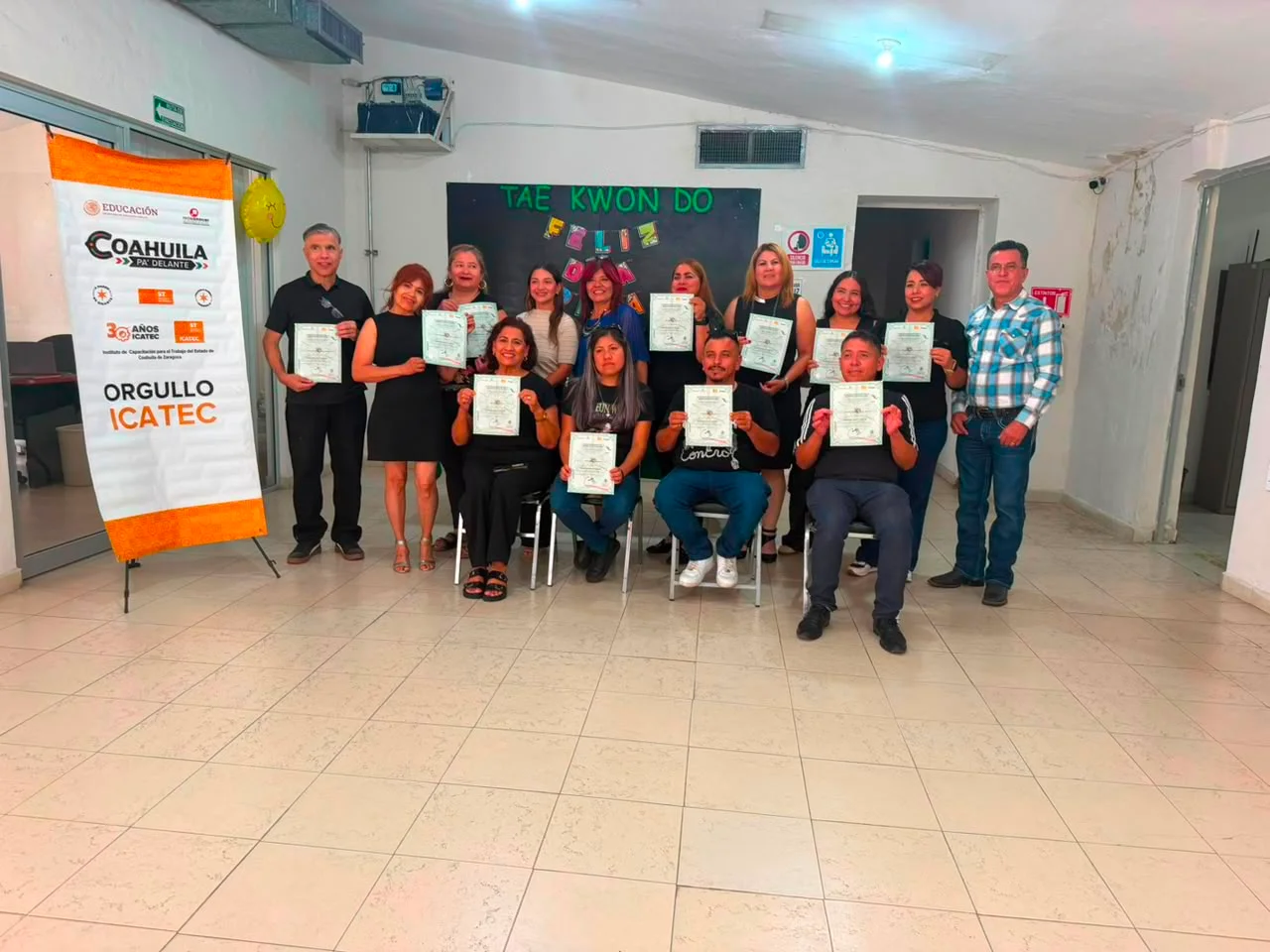 Egresados del curso de barbería en Torreón reciben certificación oficial y muestran técnicas aprendidas en el Centro Comunitario Nueva California.