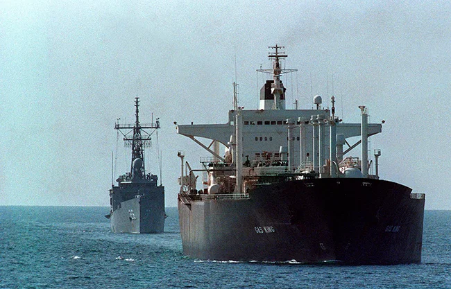 El aviso llega horas después del anuncio de Trump, quien este lunes anunció que restablecerá el bloqueo naval a Irán