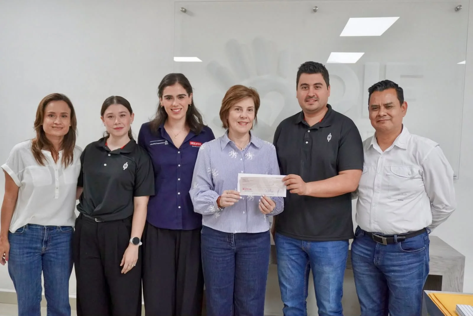 DIF Torreón apoya a Eslabones por la Educación con recurso para becas, fortaleciendo la permanencia escolar de niños y jóvenes vulnerables.