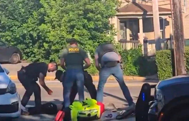 Video muestra a agentes del ICE sin cámaras interceptando a un auto y arrastrando un cuerpo inerte tras abatir a un migrante colombiano en Maine
