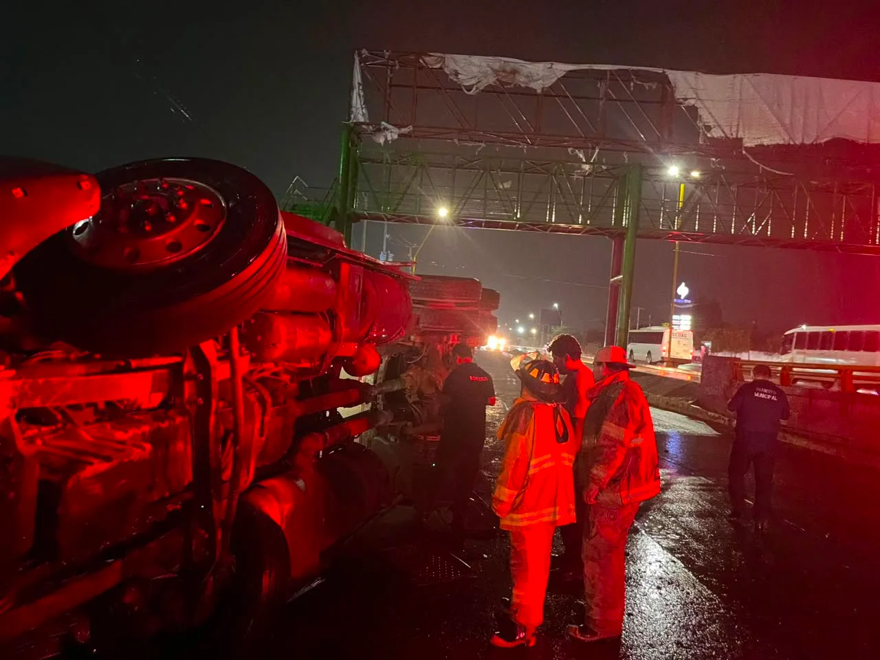 Trailero resulta ileso tras perder el control y volcar en Matamoros