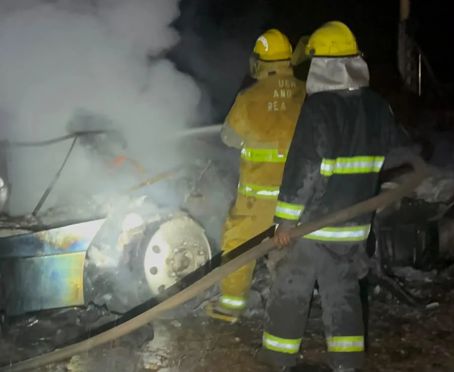 Un corto circuito provocó incendio total de un tráiler en Lerdo; no hubo heridos. Bomberos controlaron las llamas con 6 mil litros de agua.