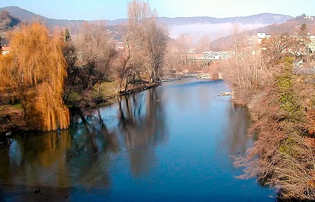 El primer cuerpo fue localizado hacia las 13:00 en el lecho del río Ter y el segundo fue hallado aproximadamente una hora después