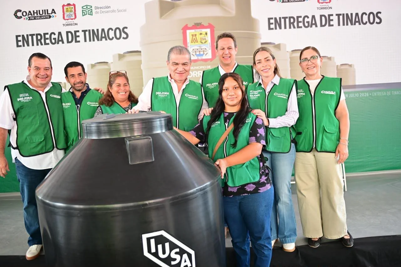 Alcalde de Torreón entrega tinacos tricapa de 1,100 litros a familias de la colonia Primero de Mayo para mejorar almacenamiento de agua.
