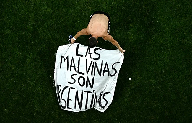 La pancarta, en referencia a la disputa territorial que desembocó en un conflicto armado en 1982, fue desplegada por varios jugadores