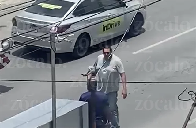 En un video grabado por una vecina de la calle Abasolo, se puede ver el momento en el que el conductor intenta atacar a los bomberos