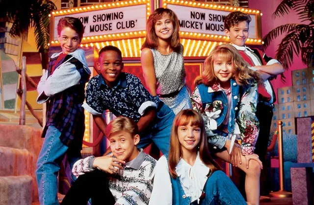 The Mickey Mouse Club debutó en 1955 bajo la supervisión de Walt Disney y rápidamente se convirtió en uno de los programas infantiles más influyentes