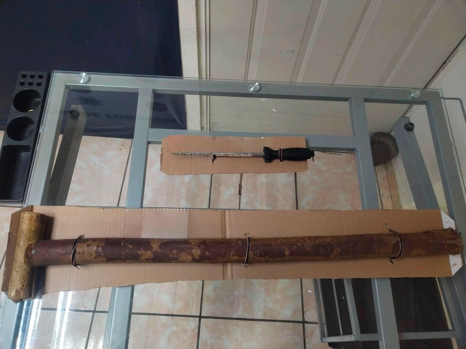 Tres hombres detenidos en Torreón por intentar robar una farmacia; agredieron y amenazaron a policías durante su captura.