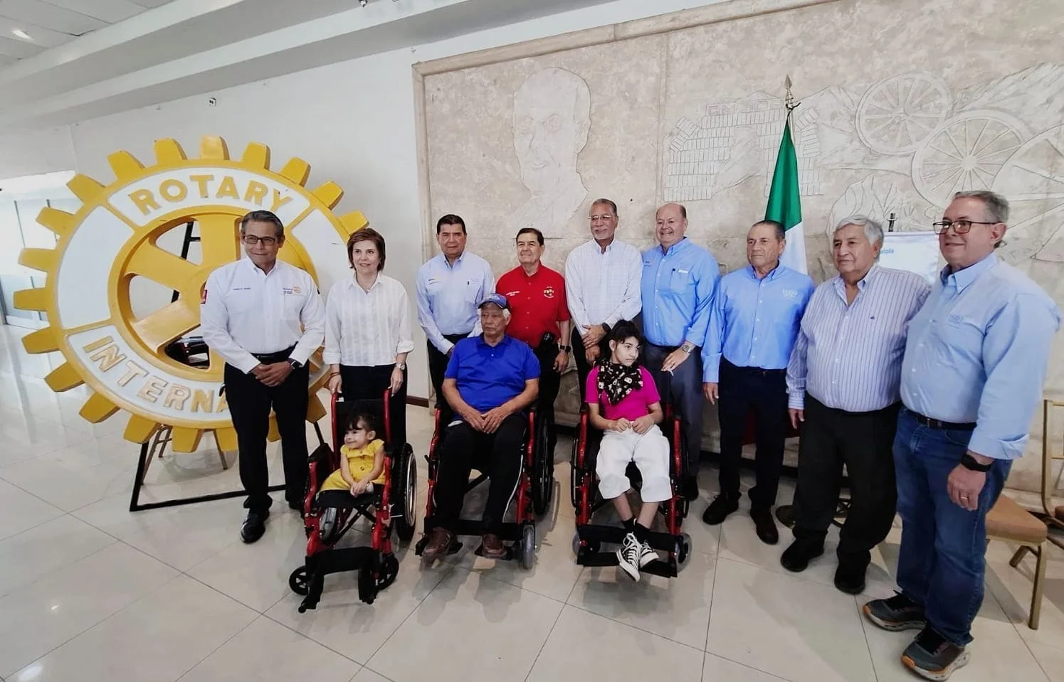 Club Rotario de Torreón entrega 62 sillas de ruedas al DIF Torreón en beneficio de personas en situación vulnerable