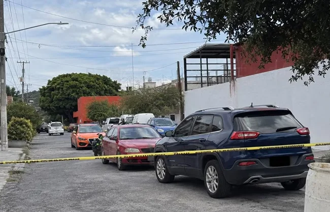 Especialistas en criminalística buscaron rastros biológicos, huellas dactilares, y otros elementos en la camioneta para  esclarecer el feminicidio