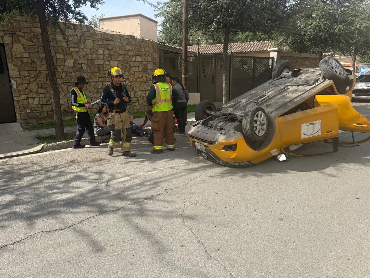 Choque en Torreón: taxi vuelca tras impacto en Granjas San Isidro; hay una mujer lesionada.