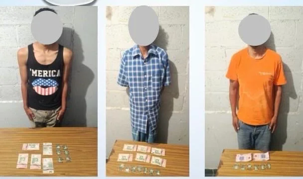 Detienen a tres hombres con presuntas dosis de cristal en Gómez Palacio