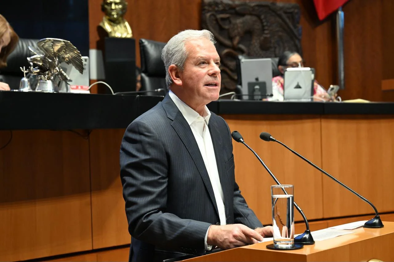 Diputado del PAN critica estrategia contra huachicol; acusa a Morena de reformas que facilitaron el robo de combustible, según informe de Pemex.