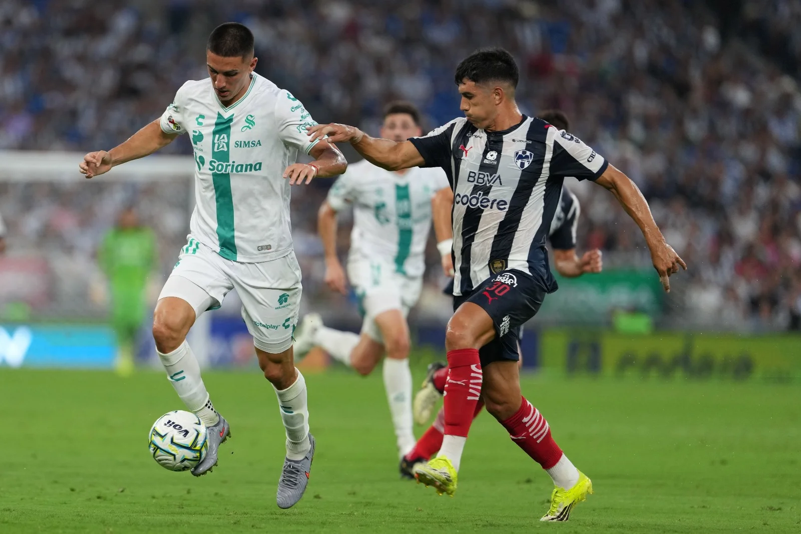 Santos Laguna cae 3-2 vs Rayados en el Apertura 2025. Errores defensivos y contundencia rival marcan el debut en el BBVA.
