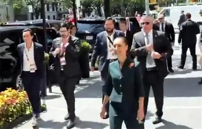Sheinbaum saluda a la comunidad migrante a su salida de hotel en Nueva York