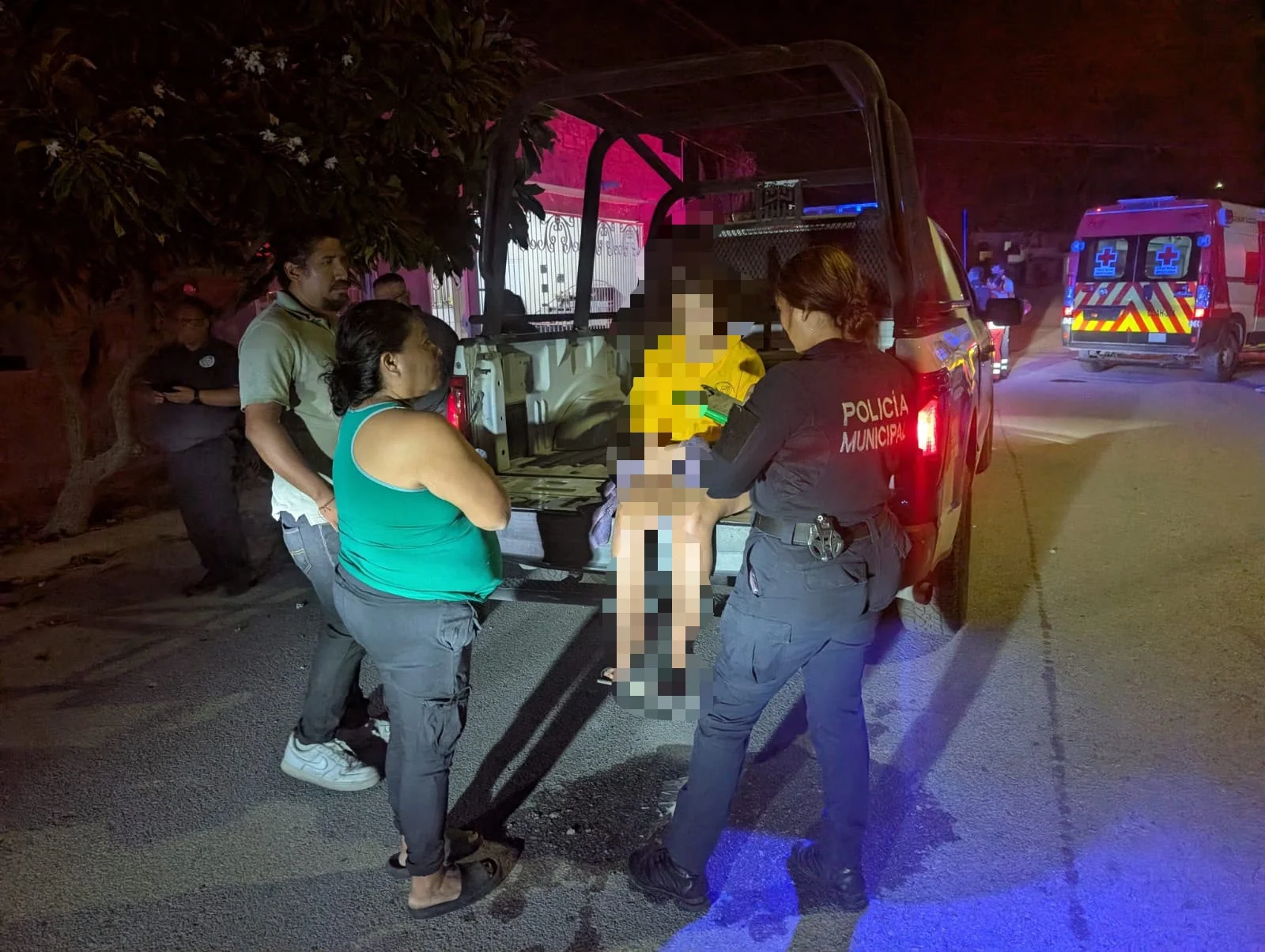 Localizan y resguardan a dos jóvenes alcoholizadas e inconscientes sobre la vía pública en Torreón