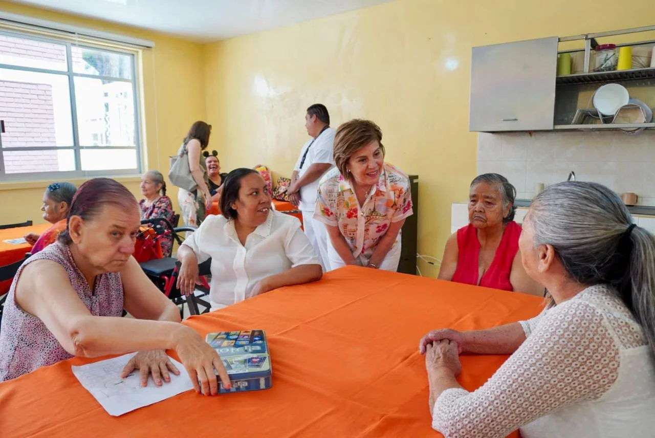 DIF Torreón entrega sillas de ruedas y apoyo económico al Hospital Vilaseca de La Laguna