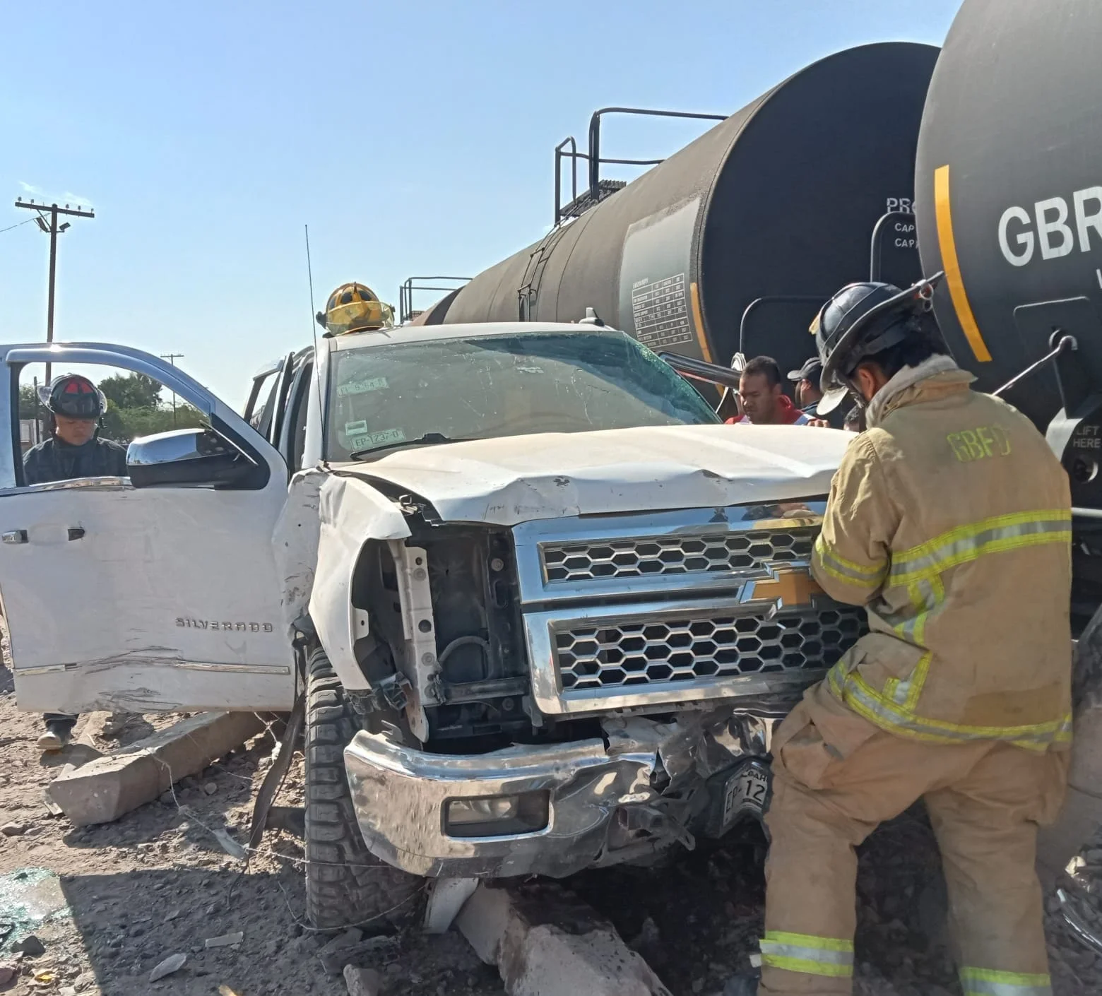 Camioneta es impactada por el tren en ejido Concordia de San Pedro
