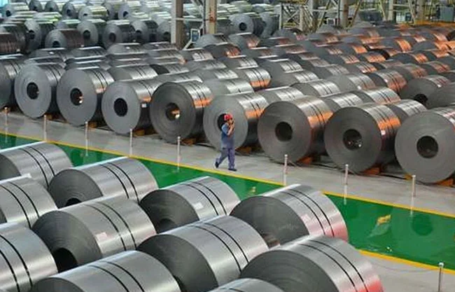 Trump firma aval para producir más aluminio en EU y bajar aranceles de importación