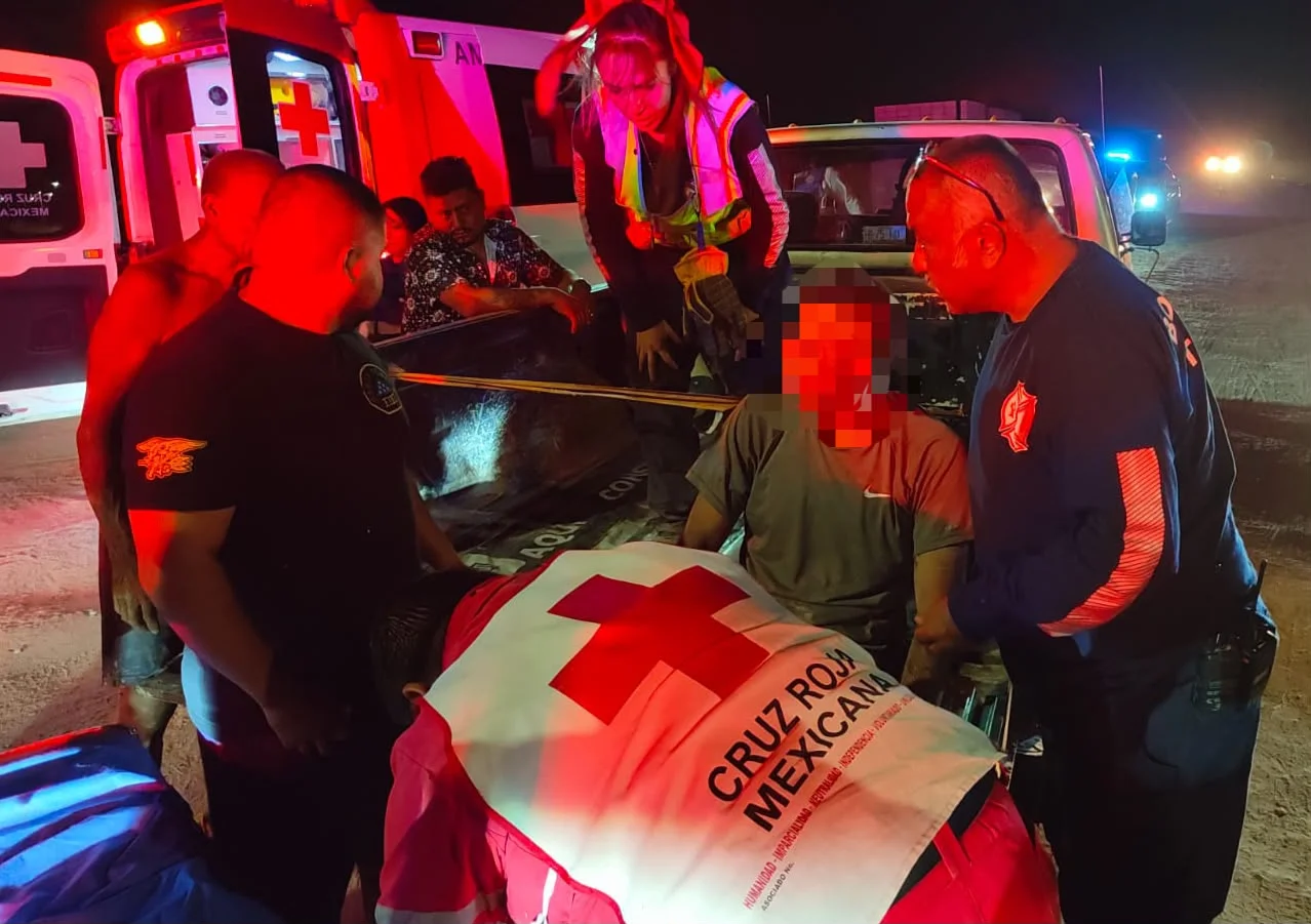Rescatan a presunto ebrio que cayó a canal de riego en San Agustín; fue trasladado al Hospital General de Torreón