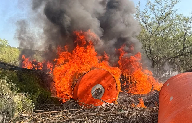 Incendian boyas de muro acuático para 'reciclar' aluminio en Piedras Negras
