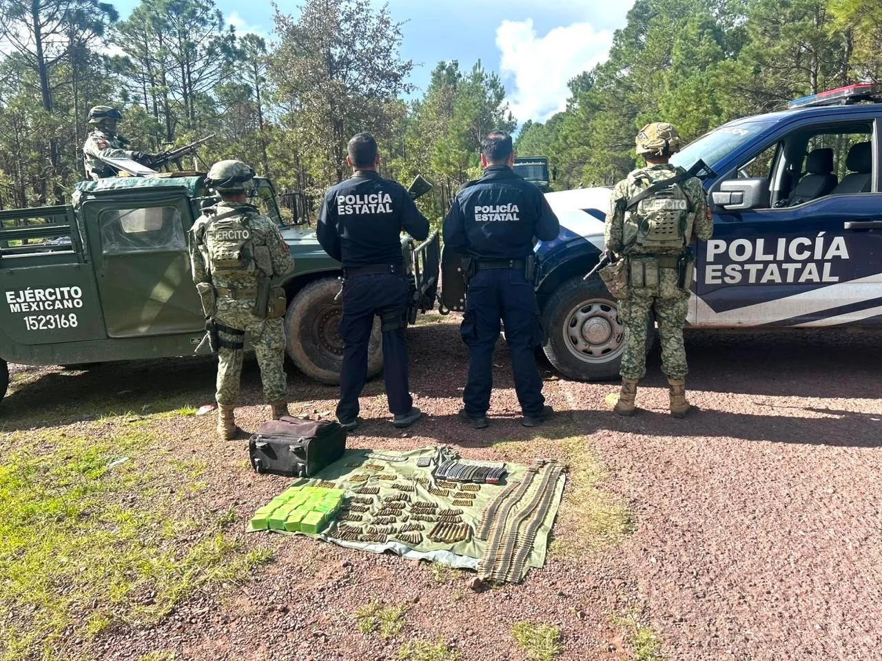 Policías estatales y Ejército Mexicano aseguran maleta con más de 1,200 cartuchos y cargadores en Durango