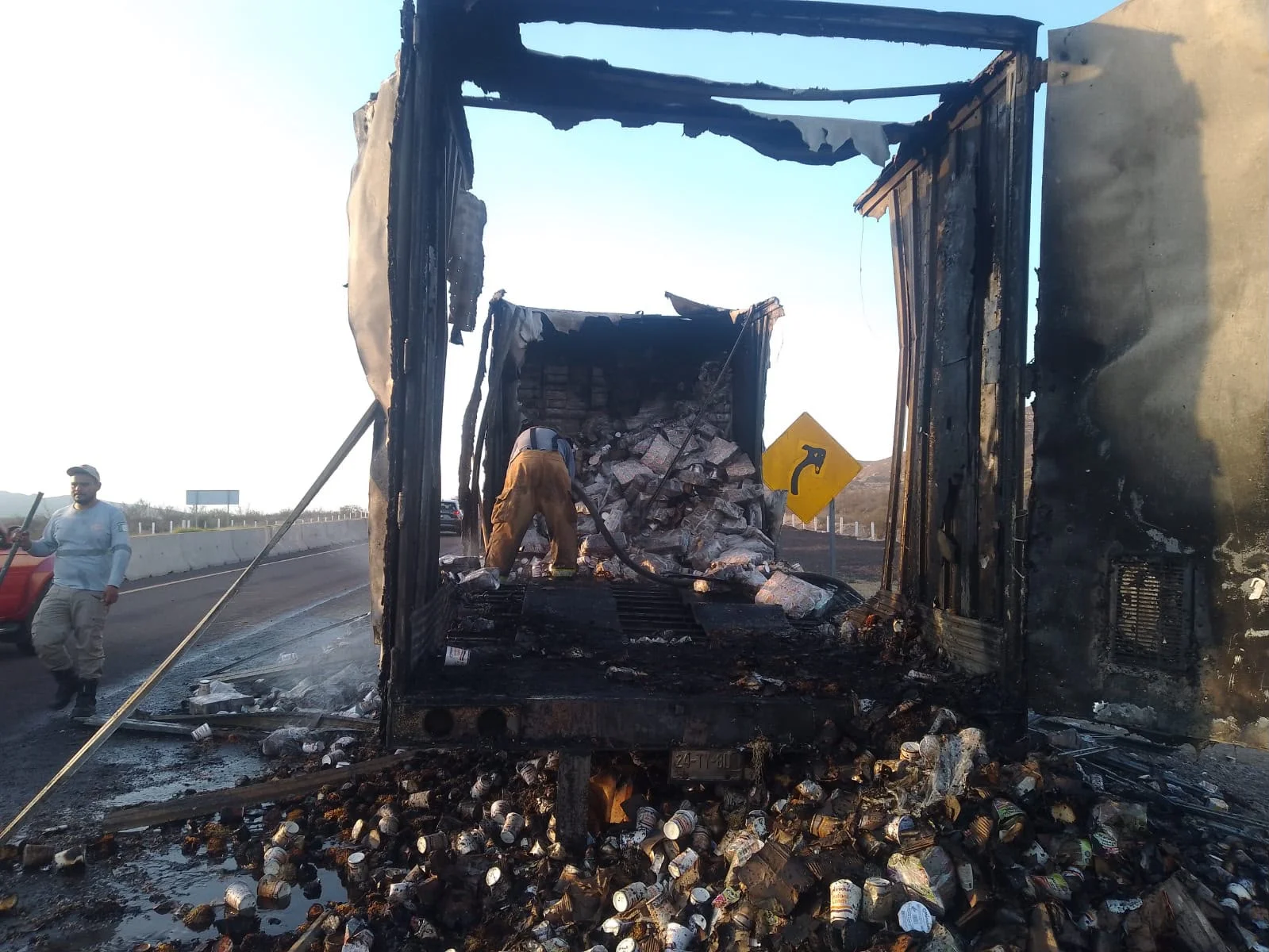 Se incendia tráiler cargado con sopa instantánea en la autopista Gómez Palacio-Durango