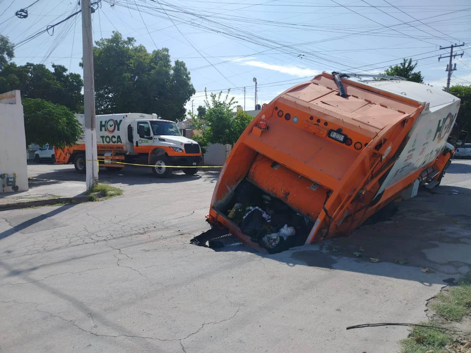 Camión recolector queda atrapado por socavón en la colonia Las Dalias