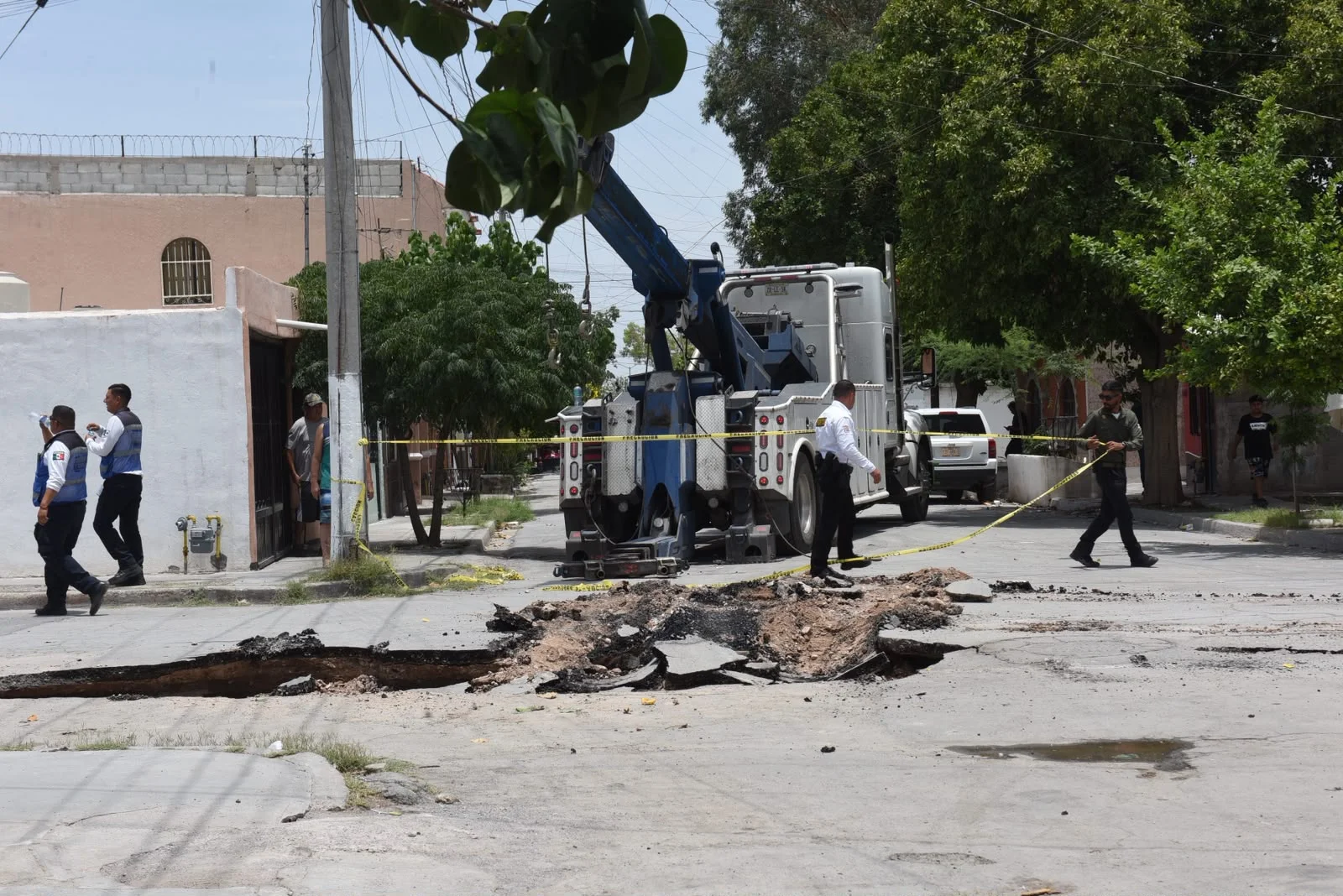 Simas Torreón atiende socavón en la colonia La Dalia; repondrán tubería