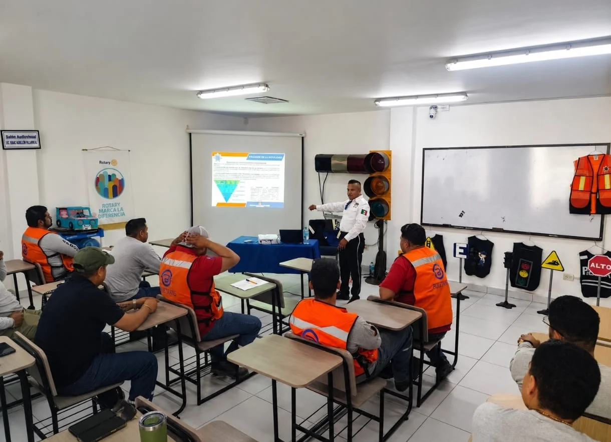 Capacitan a operadores de carga pesada para prevenir accidentes viales