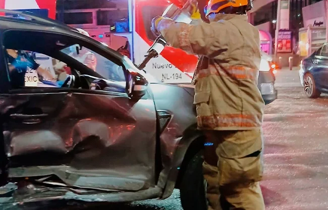 Indigente roba camioneta y provoca fuerte accidente en el Centro de Monterrey; hay dos lesionados
