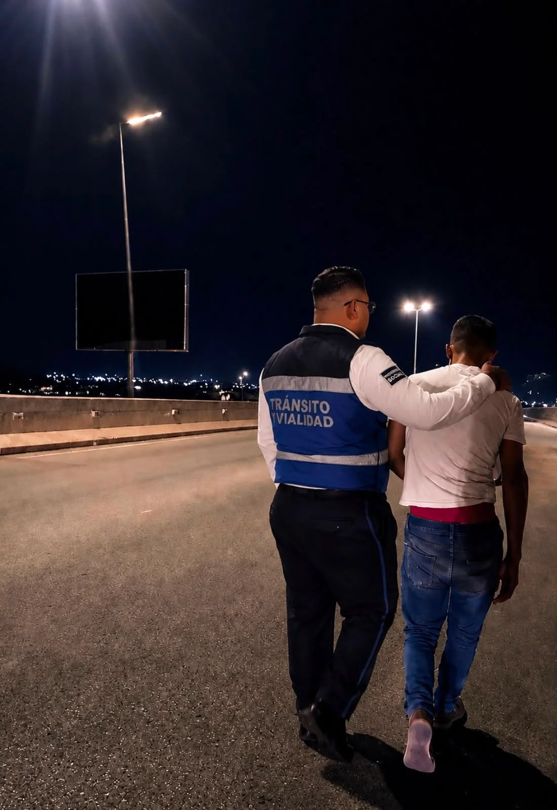 Agentes de Tránsito y Vialidad resguardan a ciudadano que buscaba atentar contra su vida en Torreón