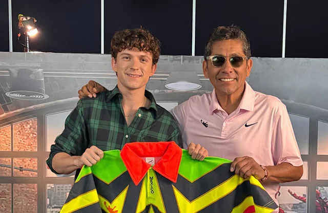 Jorge Campos sorprende a Tom Holland con una de sus icónicas camisetas multicolor